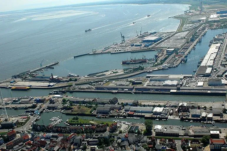 Luftbild des Cuxhavener Hafens